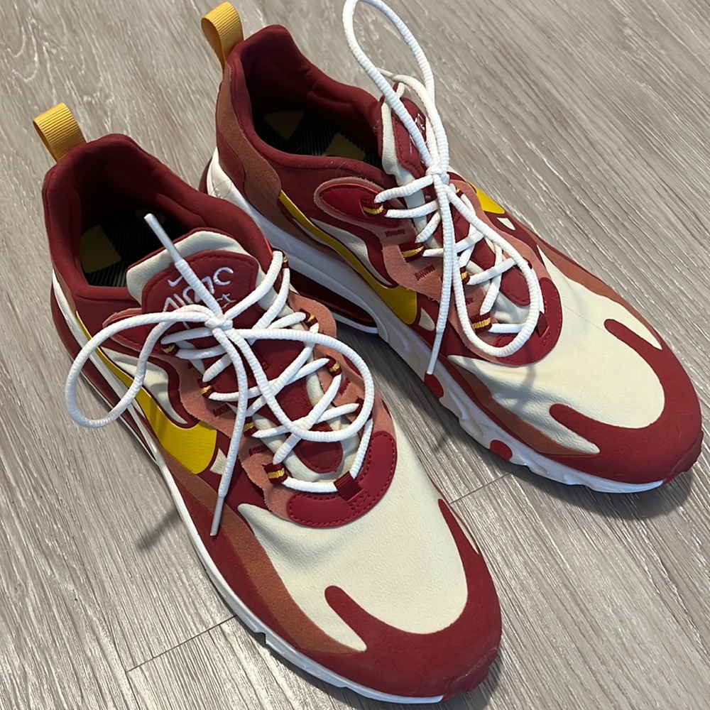 Nike Air270 React - Men’s 9.5/ Women’s 11 - Great condition